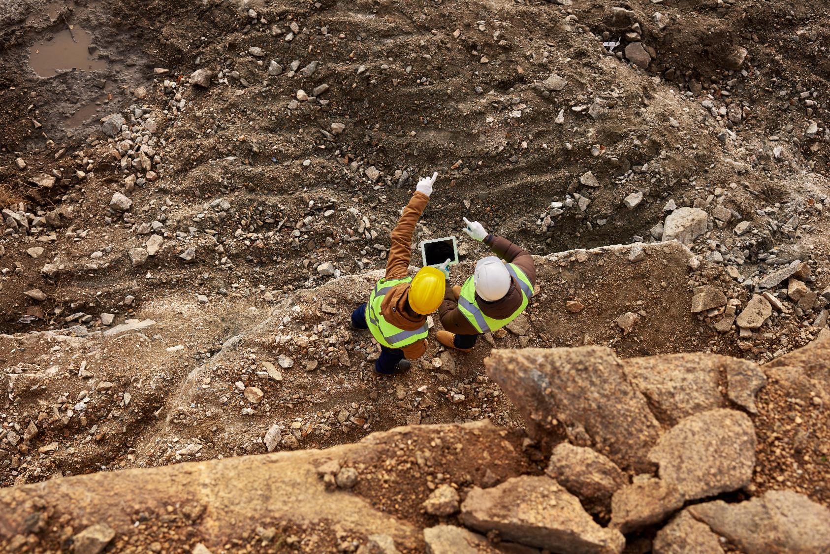 Drillers and engineers using tablet in the field with surveying data through IMDEXHUB-IQ